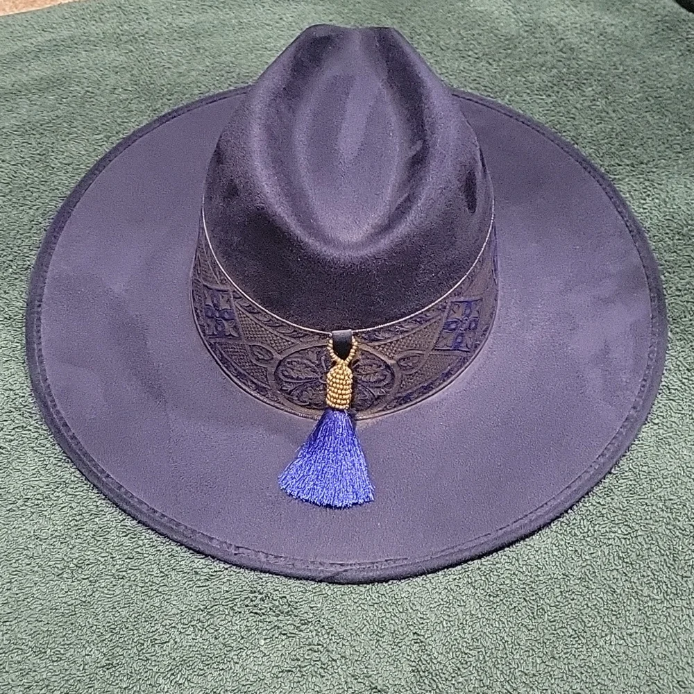 Hat N Roses - Picture 4 of 4
